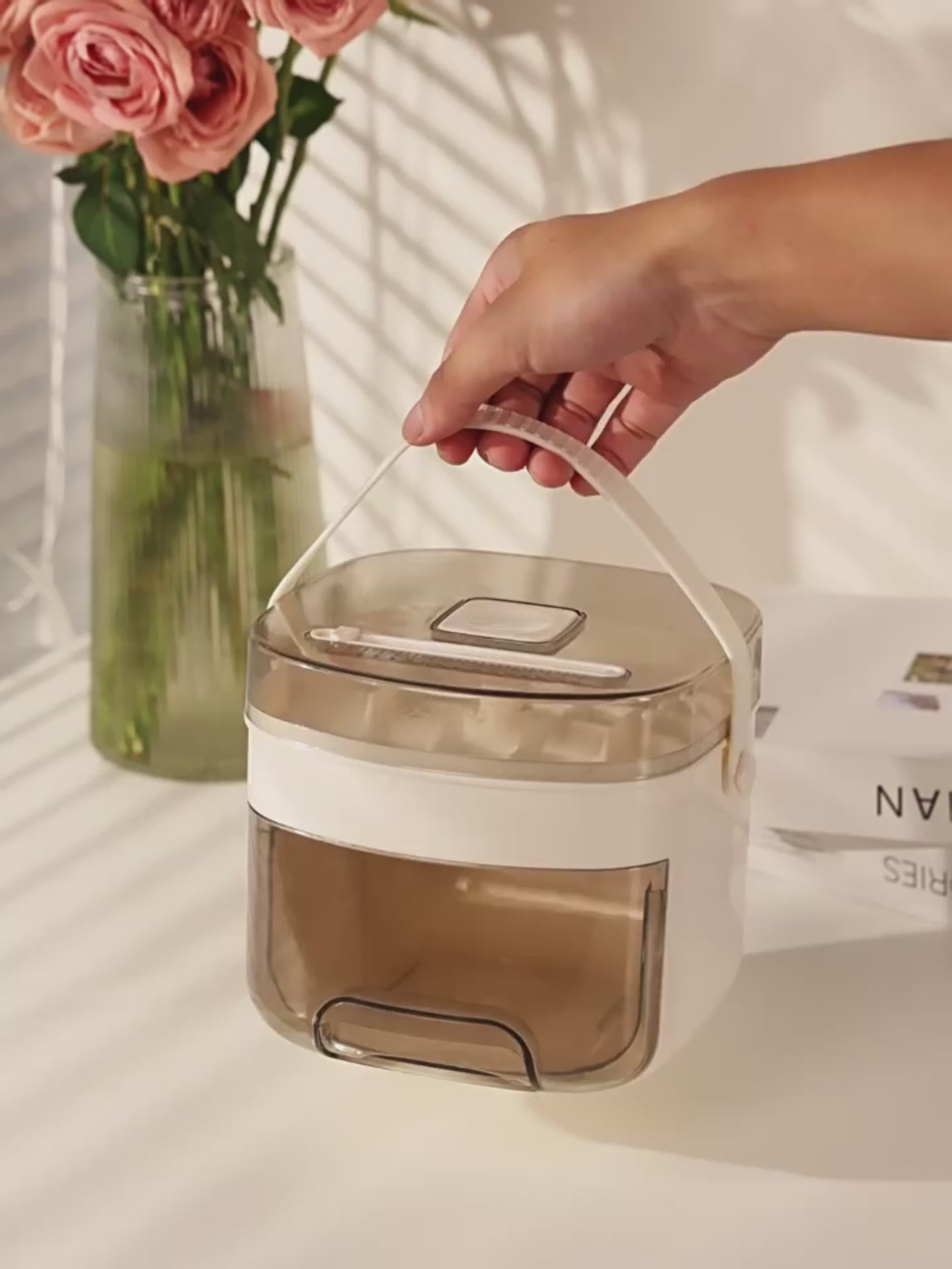 Eisbox zum Mitnehmen mit einfachen Eiswürfel entfernen